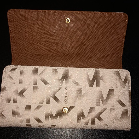 Michael Kors Monogram Wallet - Picture 4 of 5
